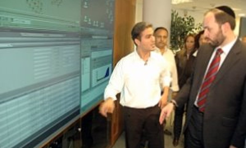 שר התקשורת בוחן את יישום הניידות [צילום: אולפני חובב]