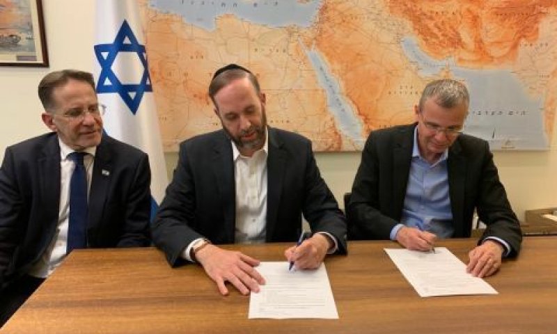 יריב לוין ואריאל אטיאס חותמים על ההסכם