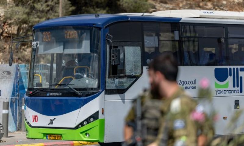 האוטובוס שנפגע מאש מחבלים בצומת רמות [צילום: חיים גולדברג/פלאש 90]