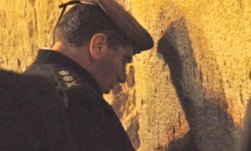 הרמטכ"ל אשכנזי מתפלל בכותל המערבי