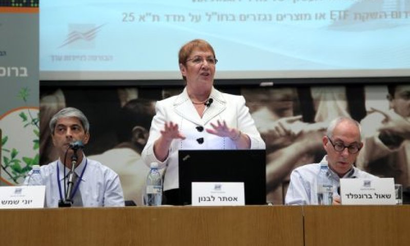 שאול ברונפלד - יו"ר הבורסה, אסתר לבנון -מנכ"ל הבורסה ויוני שמש - משנה למנכ"ל, בסיכום השנתי של הבורסה, היום [צילום: משה שי]