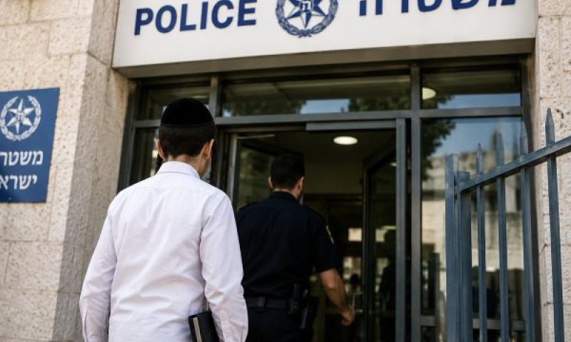 החשש ממעצר שעלול להשאיר עבריינים חופשיים [עיבוד AI]
