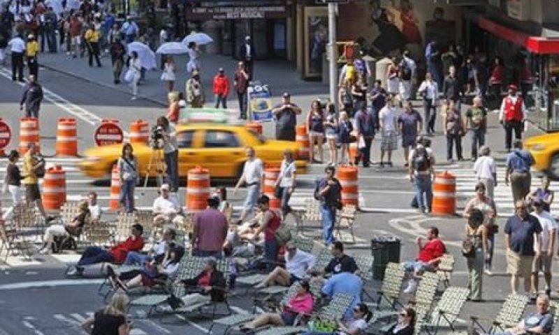 תיירים נהנים מיום שטוף שמש באמצע רחוב ברודווי במאי שעבר [צילום: AP]