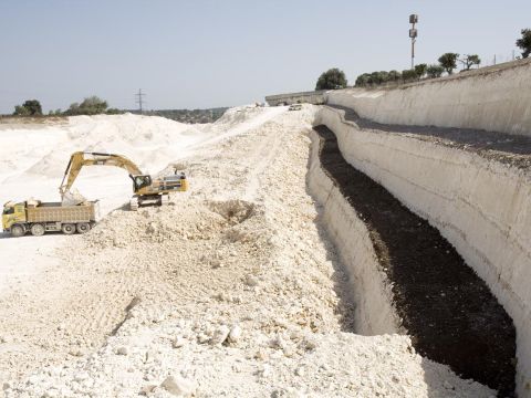 טראסות גנניות לצד הכביש. עליהן תישתל הצמחיה המקורית