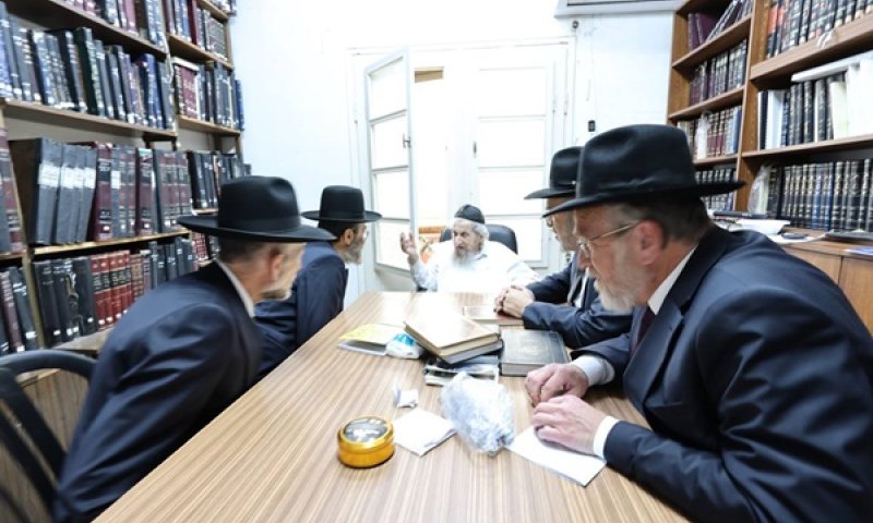חברי הכנסת של דגל התורה בדיון שהתקיים היום אצל הרב לנדו