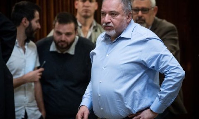 ליברמן. ממתינים לתשובתו [צילום: יונתן זינדל/פלאש 90]
