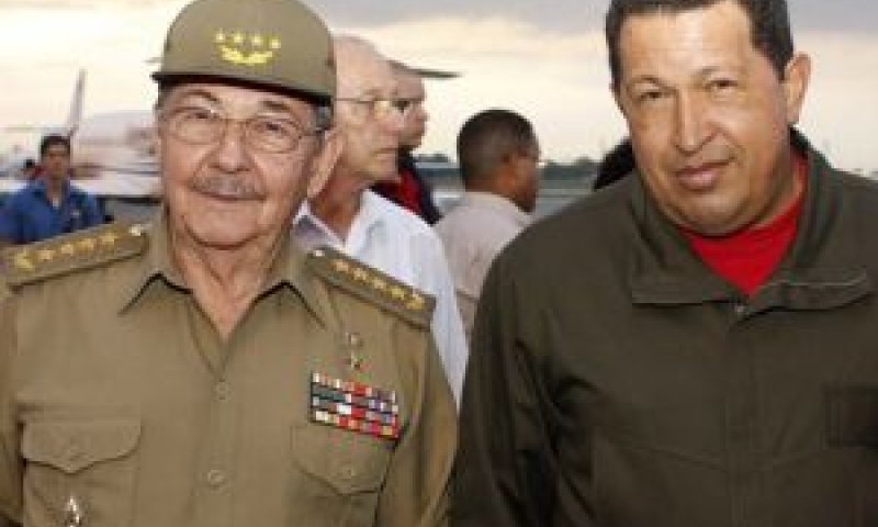 הוגו צ'אבז מימין, וראול קסטרו [צילום: AP]