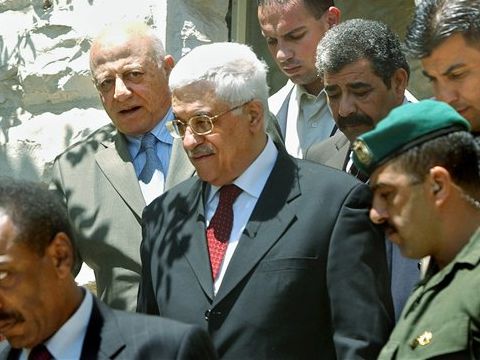 אבו מאזן ואבו עלא מבקרים בבי"ס ברמאללה [צילום: AP]