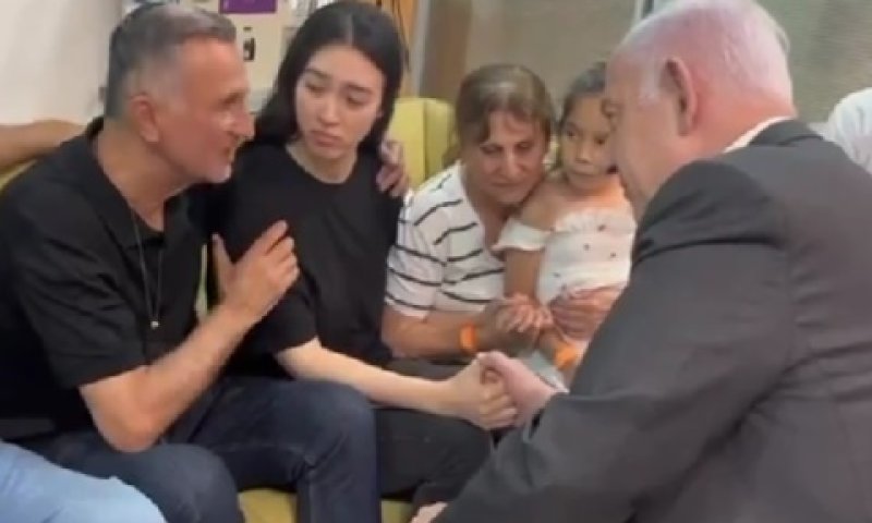 נתניהו הזדרז להיפגש עם נועה ארגמני ועם שאר החטופים [צילום: מתוך חשבון X של ראש הממשלה]