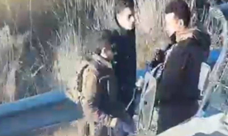 החיילים והמחבל שביצע את פיגוע הדקירה, הבוקר [צילום: שימוש לפי סעיף 27א]
