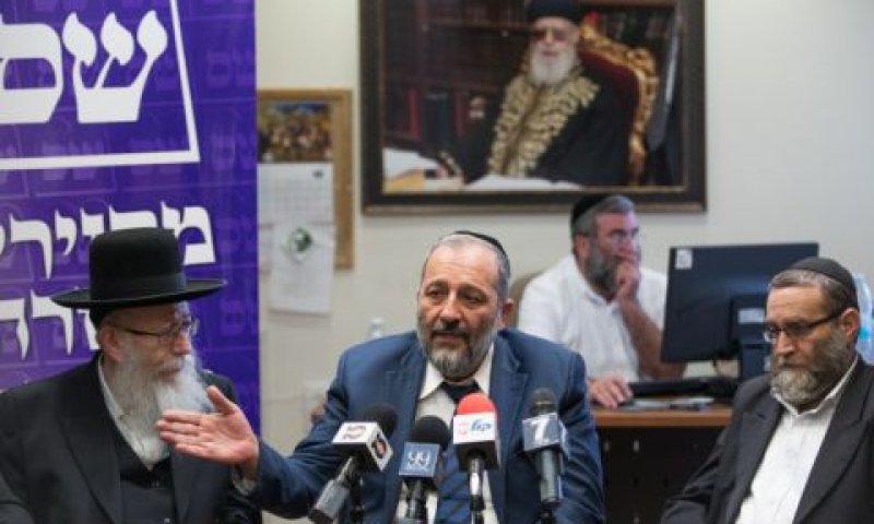 גפני, דרעי וליצמן. שילוב זרועות [צילום: יונתן זינדל/פלאש 90]