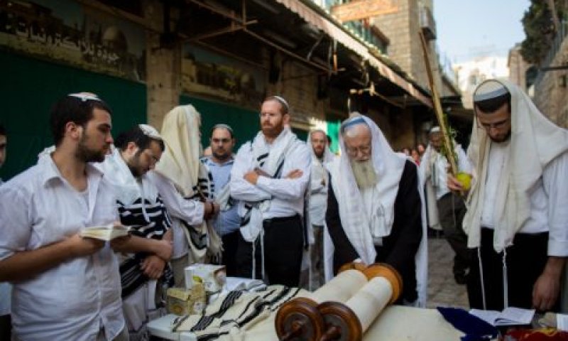 תושבי הרובע המוסלמי בתפילה במקום הפיגוע [צילום: יונתן זינדל/פלאש 90]