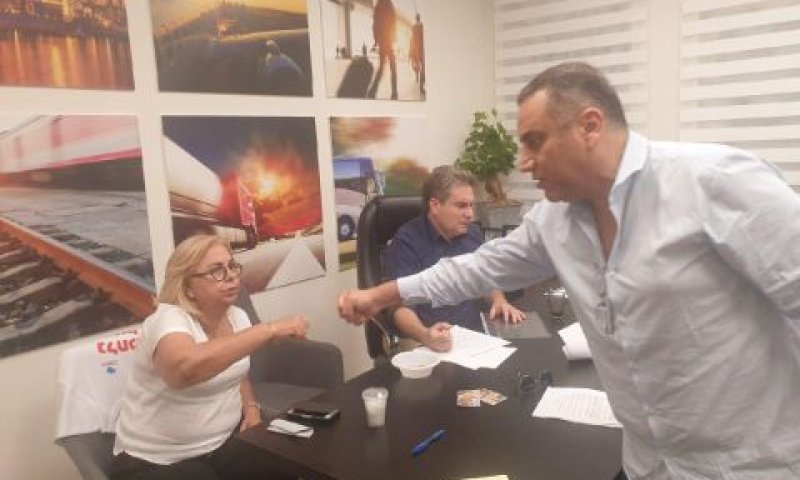 חתימת ההסכם בארקיע: אבי חורמרו עם עליזה בלאיש ואבי אדרי [צילום: אגף הדוברות בהסתדרות]