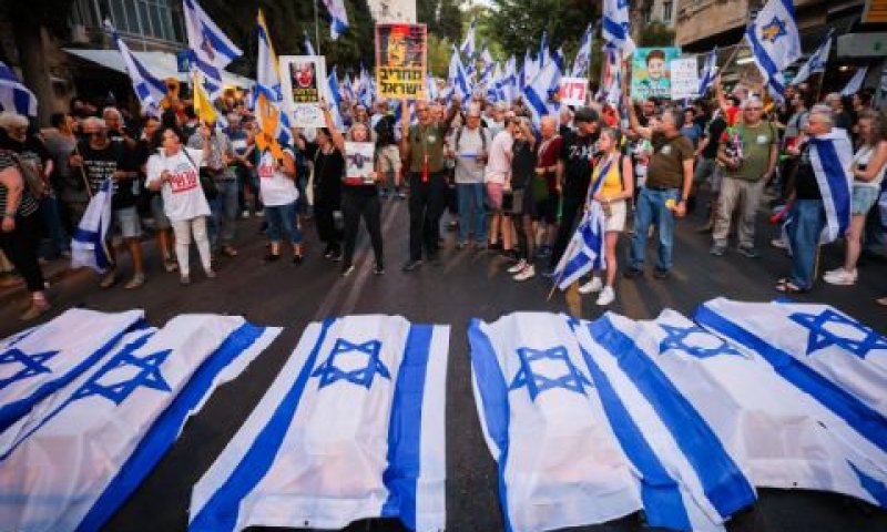 מיצג ארונות הקבורה מול מעון ראש הממשלה [צילום: נועם ריבקין פנטון/פלאש 90]