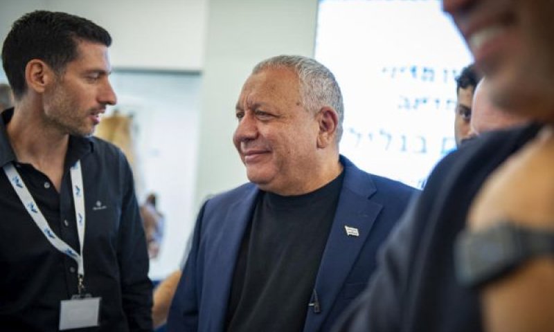הפיצול במרכז מרים את איזנקוט [צילום: שרון לייבל/פלאש 90]