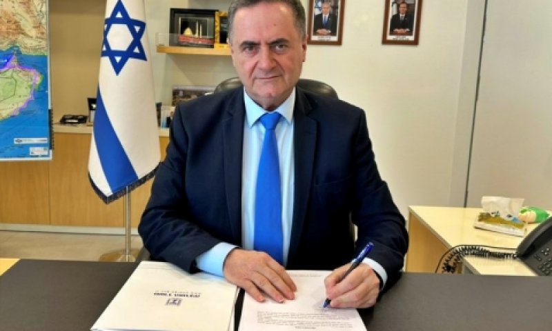 השר כ"ץ חותם על הצווים [צילום: לשכת שר האנרגיה]