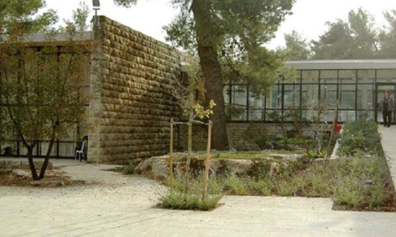 האקדמיה ללשון, חצר [צילום: ברוך גיאן]
