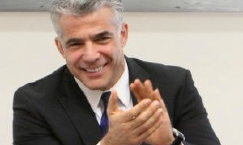 לפיד. יד רוחצת יד? [צילום: פלאש 90]