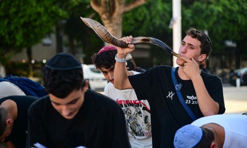 סליחות במרחב הציבורי בת"א [צילום: אבשלום ששוני/פלאש 90]