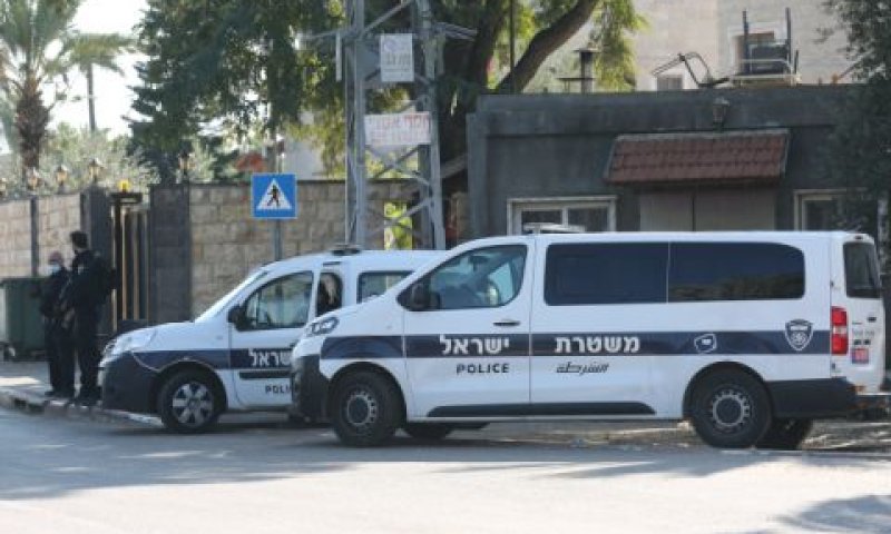 ניידות משטרה בכניסה לכפר הערבי טובה זנגריה [צילום: דוד כהן/פלאש 90]