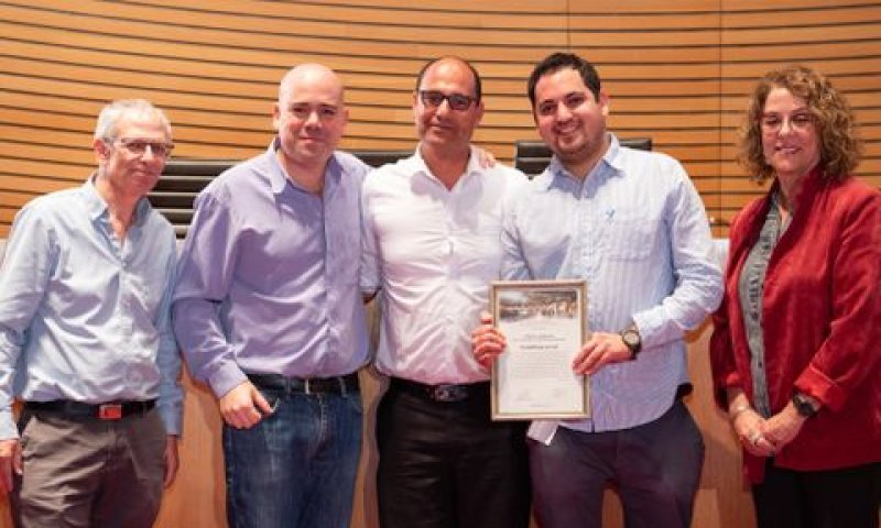 נשיאת האוניברסיטה, פרופ' רבקה כרמי ויו"ר חבר השופטים, פרופ' יבחר גנאור מעניקים את הפרס לחברי ארגון Tech2Peace [צילום: דני מכליס, אוניברסיטת בן-גוריון בנגב]