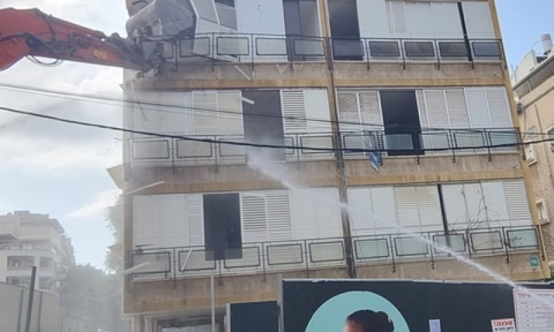 התחלת הריסת הבניין הקיים ברחוב בועז 10 ברמת גן [צילום: יח"צ]