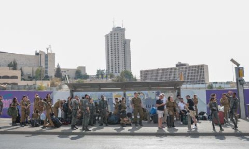 חיילים ממתינים לאוטובוס בכניסה לירושלים [צילום: נועם ריבקין פנטון/פלאש 90]
