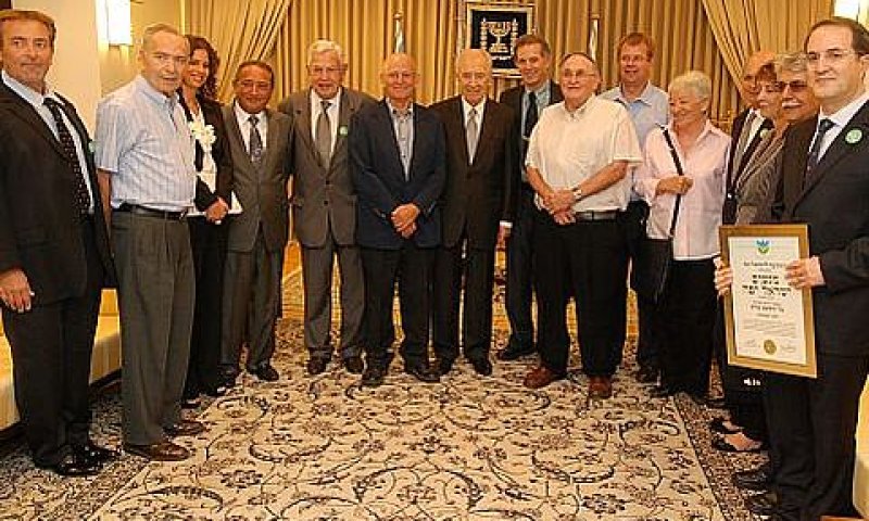 שמעון פרס ומקבלי האותות [צילום: אלי נאמן]