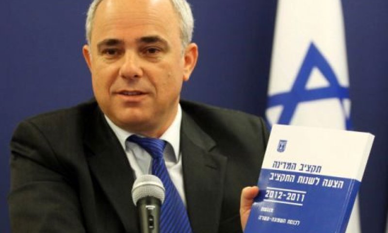שר האוצר מציג את התקציב [צילום: פלאש 90]
