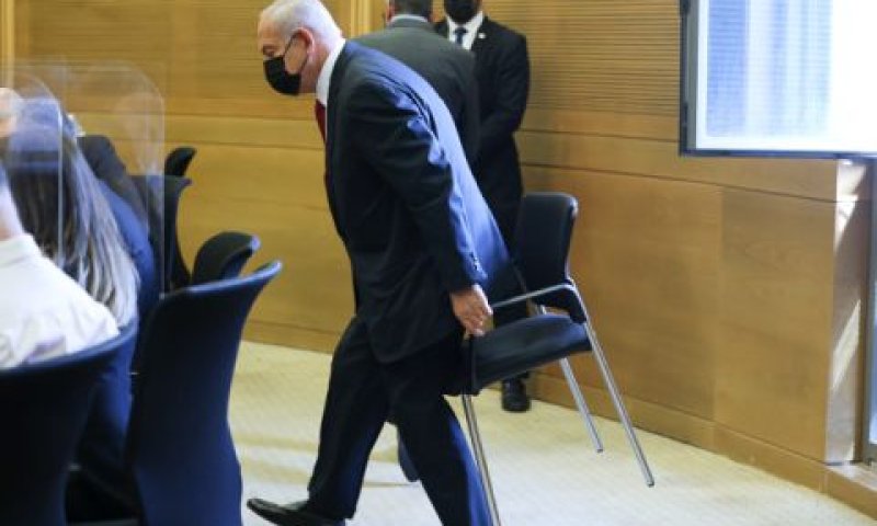 נתניהו בפתח ישיבת הסיעה [צילום: יונתן זינדל/פלאש 90]