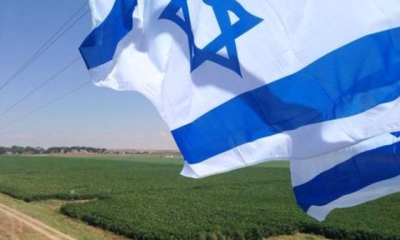 דגל שנתלה ליד אחד הכבישים
