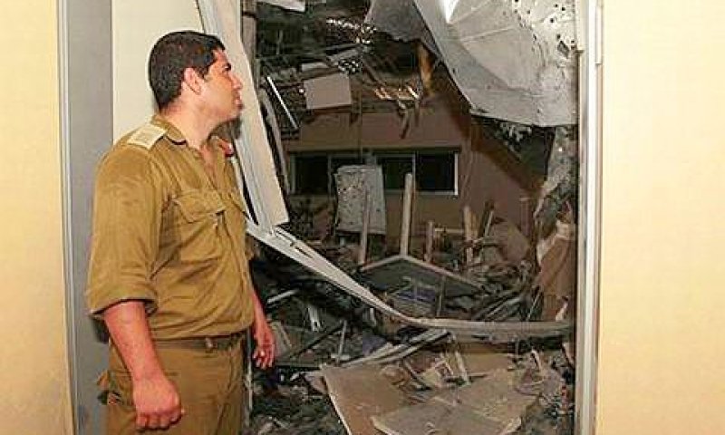 קצין בוחן את פגיעת הרקטה [צילום: AP]