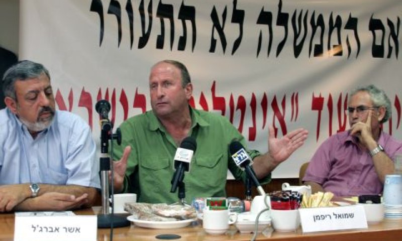שמואל ריפמן, במרכז, במסיבת העיתונאים [צילום: אסנת קרסנסקי]