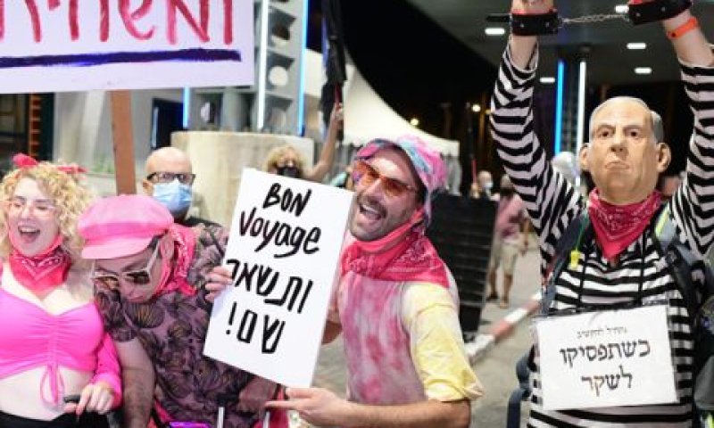 הפגנה נגד נתניהו בדרך לנתב"ג [צילום: תומר נויברג/פלאש 90]