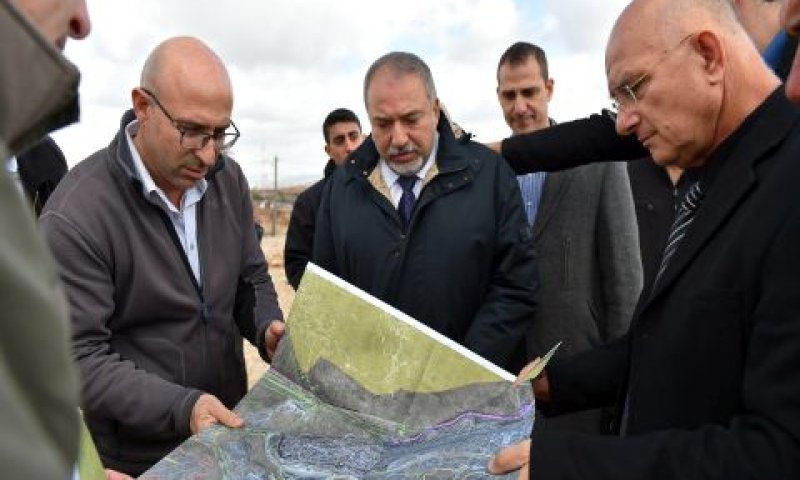 השר ליברמן בביקור באריאל [צילום: אריאל חרמוני, משרד הביטחון]
