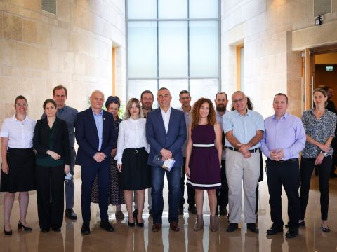 עובדי הממ"מ בתמונה קבוצתית [צילום: דני שם-טוב/דוברות הכנסת]