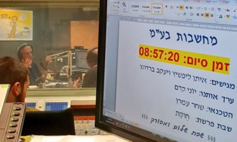 איתן ליפשיץ ז"ל באולפן גלי צה"ל [צילום: יוני קדם]