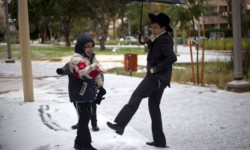 בתל אביב משחקים בברד [צילום: AP]