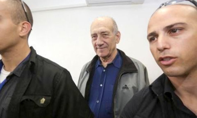 אולמרט. "הסתכל עלי" [צילום: פלאש 90]