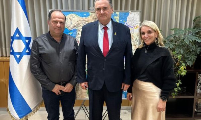 כ"ץ עם הוריו של עמית [צילום: תקשורת השר]