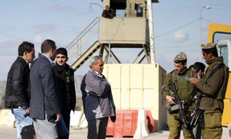 מעבר בידוק בצומת תפוח [צילום: פלאש 90]