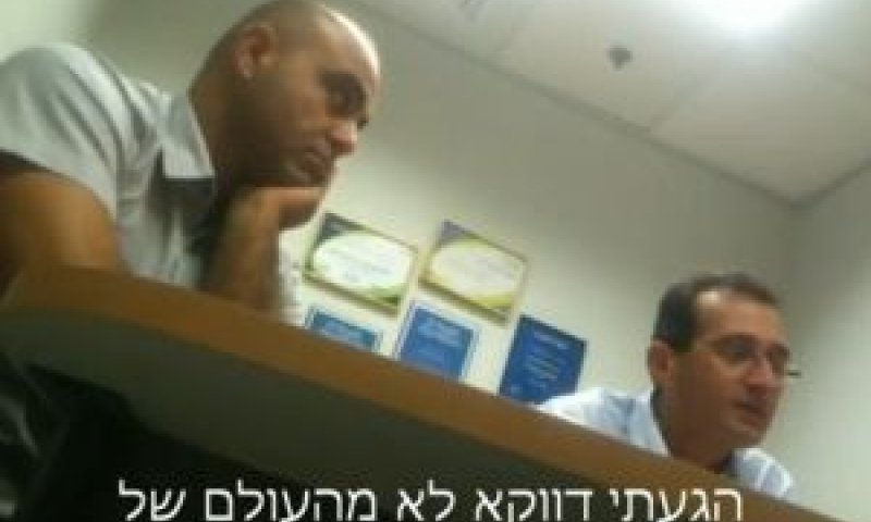 מנהל בפלאפון בשיחה עם העובדים [צילום: יו-טיוב]