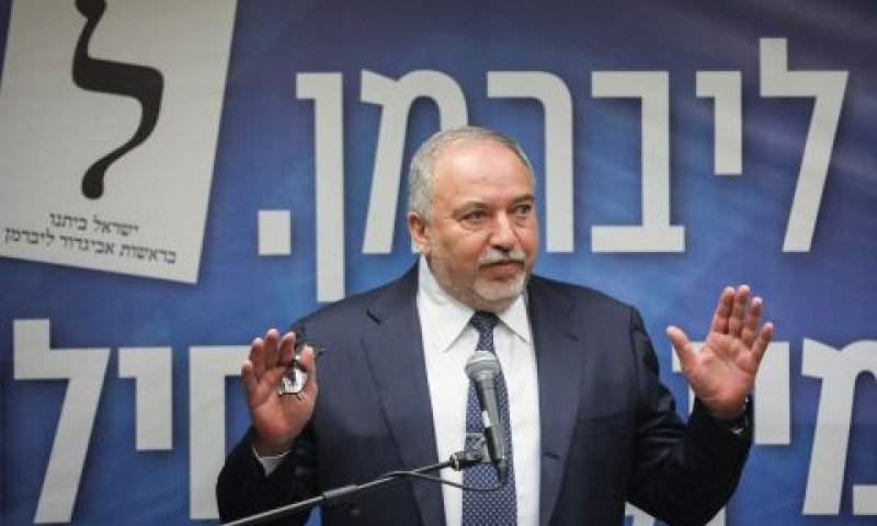 ליברמן. יירד מהעץ? [צילום: יונתן זינדל/פלאש 90]