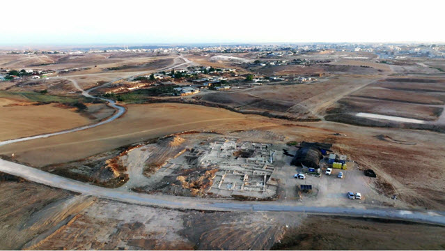 צילום אווירי: שרידי בית האחוזה שנחשף ברהט, ובמרכזם מערכת הקמרונות. בית האחוזה הוא הראשון מסוגו שהתגלה בנגב [צילום: אמיל אלג'ם, רשות העתיקות]