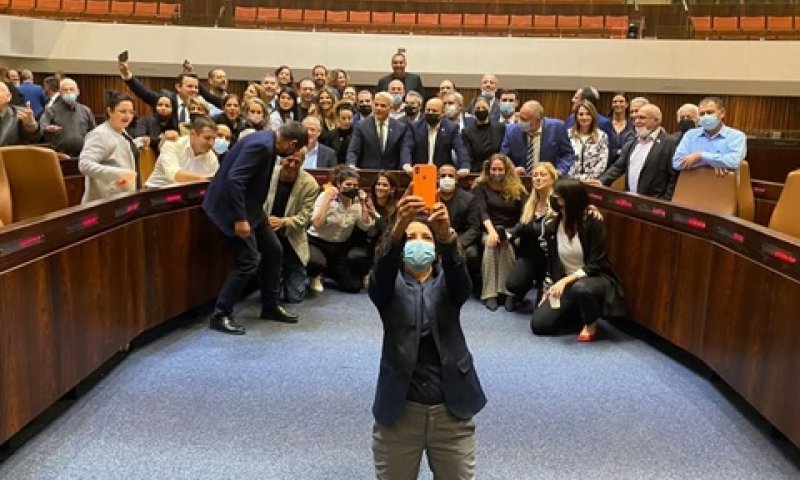 חברי הקואליציה מתארגנים לצילום למזכרת אחרי אישור התקציב [צילום: מתוך הטוויטר של מרב מיכאלי]