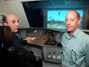 שאול מופז ועופר לינצ'בסקי בסימולטור רכבת ישראל [צילום: שאול רחמני]