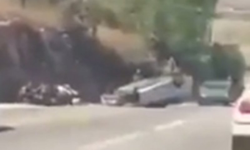 מכונית המחבל הפוכה על הכביש [צילום: יוטיוב]