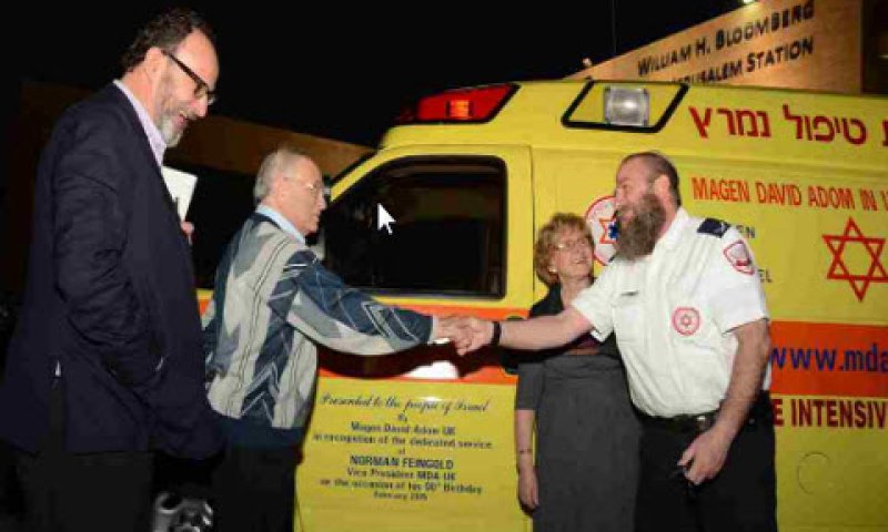 נורמן פיינגולד מעניק את מפתחות הנטן לשלמה פטרובר [צילום: מיקי פריידין]