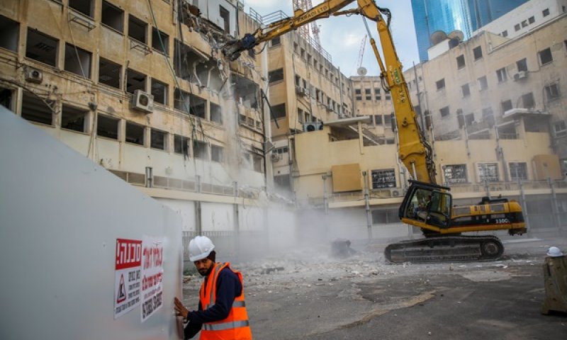 הריסת בית מעריב. יש לקדם תב"ע חדשה לצורך הגבהת המגדל המתוכנן [צילום: פלאש 90]