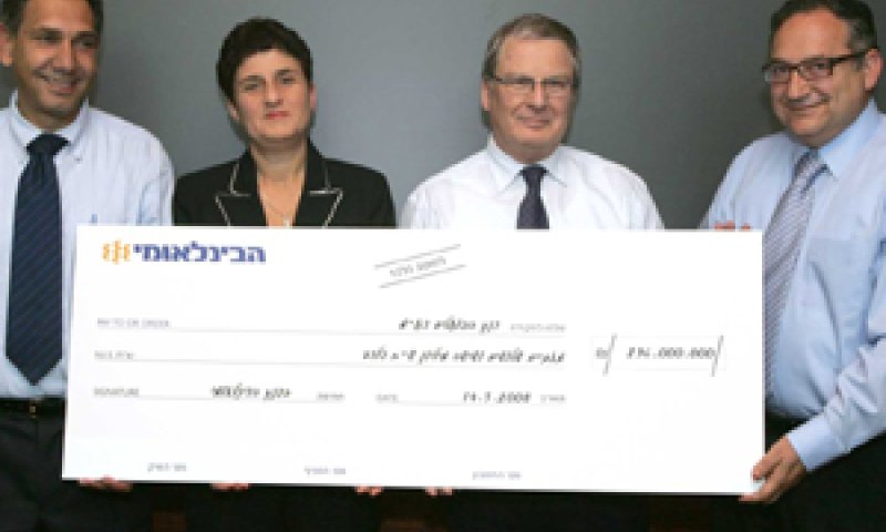 מימין: בארי בן-זאב, המשנה למנכ"ל בנק הפועלים, צבי זיו, המנכ"ל, סמדר ברבר- צדיק, מנכ"ל הבנק הבינלאומי, אילן בצרי, המשנה למנכ"ל [צילום: סיון פרג&acute;]